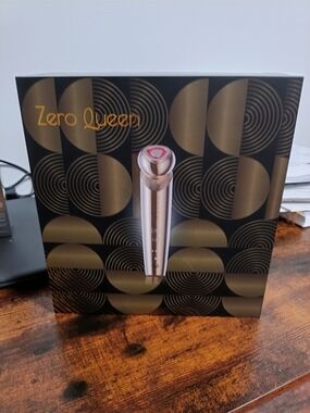 Source Unknown Zero Queen Rose Gold Facial Device with Black and Gold Packaging
